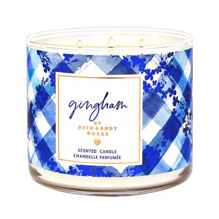 شمع لیوانی معطر بس اند بادی ورکز مدل سه فیتیله Gingham با رایحه هلو زمان اتمام 45 ساعت