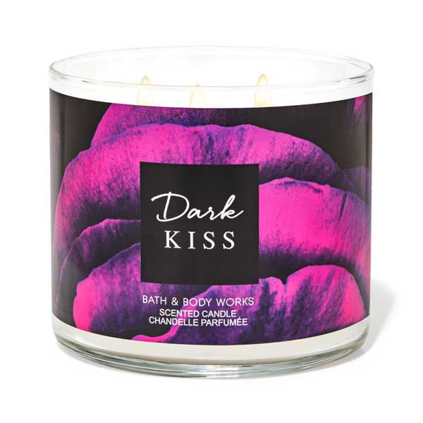 شمع لیوانی معطر بس اند بادی ورکز مدل سه فیتیله Dark kiss با رایحه تمشک زمان سوخت 45 ساعت